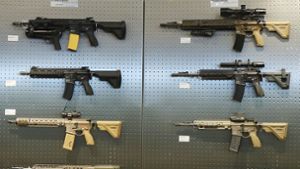 Die  Schauwand am Standort Oberndorf zeigt eine Auswahl der   Waffen, die dort produziert werden. Foto: Heckler & Koch