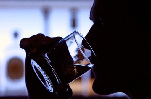 Auch tagsüber Alkohol zu trinken, ist für manche Menschen im Lockdown Normalität geworden. Foto: dpa/Klaus-Dietmar Gabbert