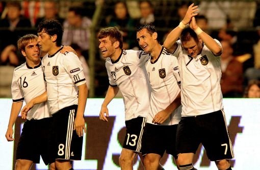 Die Mannschaft jubelt mit Miroslav Klose (zweiter von rechts), den Toschützen zum 1:0. Foto: dpa