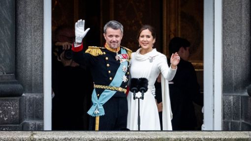 In einem schneeweißen Winterkleid mit elegantem Schalkragen zeigte sich die neue Königin Mary mit König Frederik X. auf dem Balkon von Schloss Christiansborg. Foto: AFP/IDA MARIE ODGAARD