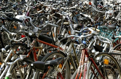 Fahrradstellplätze soll Parkplätze ersetzen, findet Grün-Rot. Foto: dpa