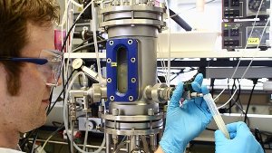 Bioreaktor (Fermenter) zur Herstellung biologischer Kunststoffe im Labor: Durch steigende Ölpreise wird Plastik auf Basis nachwachsender Rohstoffe immer interessanter Foto: StN