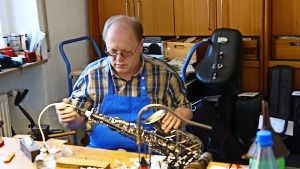 Josef Distler kümmert sich liebvoll um jedes zu reparierende Instrument. Foto: Nina Ayerle