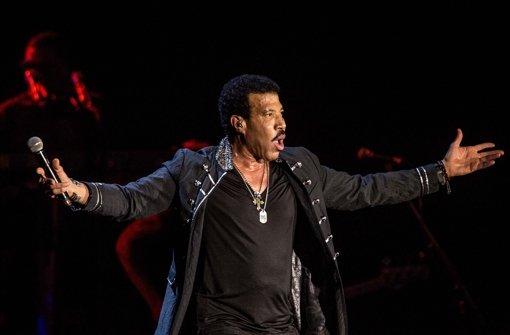 Alle aufstehen: Lionel Richie will seine Fans in der Stuttgarter Schleyerhalle tanzen sehen Foto: Lichtgut/Leif Piechowski