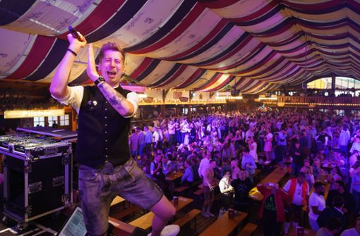 Elfmal  tritt DJ-Robin („Layla“)  beim Frühlingsfest im Wasenwirt-Zelt auf, die Bühne dort ist seit Jahren  sein Stammplatz. Foto: Fotoagentur-Stuttgart/Andreas Rosar