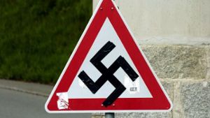 Schandtat: Unbekannte sprühen antisemitische Symbole und Parolen auf die Mauer und den Gehweg des israelitischen Friedhofs in Bad Cannstatt. (Symbolbild) Foto: dpa
