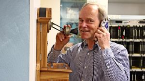 Wolfgang Kuebart an einem Telefonapparat aus dem 19. Jahrhundert. Viele der Geräte sind nach wie vor funktionsfähig. Foto:  