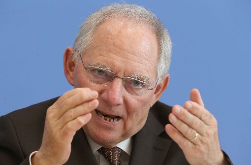 Finanzminister Wolfgang Schäuble profitiert von der robusten Konjunktur und hohen Steuereinnahmen. Wegen der Rückzahlung der Kernbrennstoffsteuer ist im Halbjahr aber ein Defizit entstanden. Foto: dpa