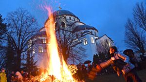 Traditionelles Feuer vor dem St.-Sava-Dom in Belgrad zum orthodoxen Weihnachtsfest Foto: Imago/Predrag Milosavljevic