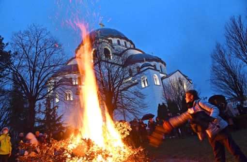 Traditionelles Feuer vor dem St.-Sava-Dom in Belgrad zum orthodoxen Weihnachtsfest Foto: Imago/Predrag Milosavljevic