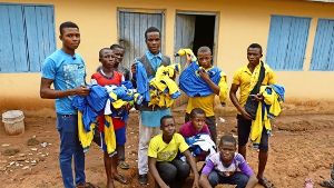 Ein Mädchen aus Rohr hat mit ihren Handballer-Freunden Sportkleidung für Jugendliche in Amanaogu organissiert. Foto: z/Gudrun Rohde