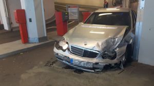 Am Parkhaus der Galeria Kaufhof krachte ein Mercedes-Fahrer am Montag gegen eine Mauer. Foto: 7aktuell.de