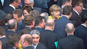 Kanzlerin Angela Merkel mitten im Gedränge auf dem Weg zur Abstimmungsurne. Der Bundestag hat der Verlängerung der Griechenland-Hilfen zugestimmt. Foto: dpa