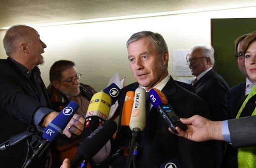 Jürgen Fitschen gibt nach dem Freispruch ein Statement vor der Presse ab. Foto: AFP