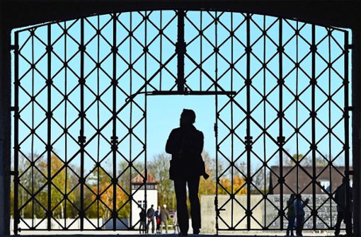 Das Tor zur Gedenkstätte des Konzentrationslagers in Dachau:  Im Jahr 2014 wurde die Aufschrift „Arbeit macht frei“ gestohlen, die dort zu sehen war. Foto: dpa