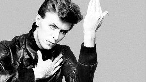 David Bowie im Jahr 1977 auf dem Cover des Albums „Heroes“ , das „The Next Day“ zur Leerstelle macht. Foto: promo