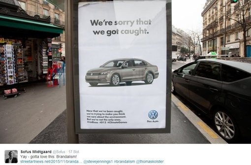 Die verfremdeten Werbeplakate werden in den sozialen Netzwerken fleißig verbreitet. Foto: Screenshot / Twitter