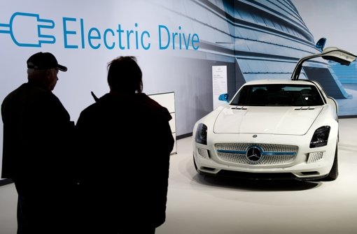 Besucher und  Aktionäre  der Daimler AG schauen sich  vor der Hauptversammlung des Konzerns  in Berlin einen Mercedes-Benz SLS AMG Electric Drive  an Foto: dpa