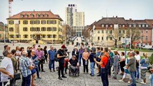 In Sachen Begrünung ist entlang der Schlossstraße noch Luft nach oben. Bürgermeister Michael Ilk (vorne rechts, orangefarbenes Shirt) erläutert die Tunnel-Pläne. Foto: factum/Granville