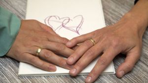 Im Bürgerlichen Gesetzbuch wird festgeschrieben, dass auch schwule und lesbische Paare heiraten können. Foto: dpa