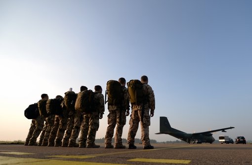Die ersten Waffenausbilder der Bundeswehr sind am Freitag in den Nordirak abgeflogen. Foto: dpa