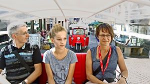 Martin, Simone und Heike Bischoff genießen die Tuk-Tuk-Tour durch  Marbach am Neckar. Foto: Ralf Recklies