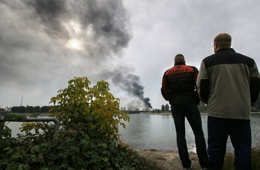 Anwohner schauen zum brennenden Chemiekonzern BASF. In der Bevölkerung geht man besonnen mit der Gefahr um. Foto: dpa