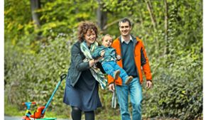 Anna Goletti, ihr Mann Stefano Gastoni und der anderthalbjährige Sohn  Leonardo  bei einem Spaziergang  in Ostfildern. Foto: Horst Rudel
