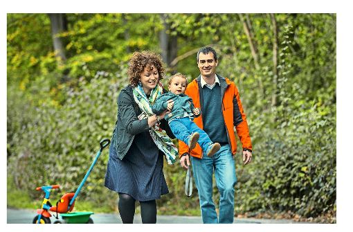 Anna Goletti, ihr Mann Stefano Gastoni und der anderthalbjährige Sohn  Leonardo  bei einem Spaziergang  in Ostfildern. Foto: Horst Rudel