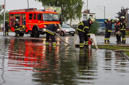 Mehrere Straßen standen am Sonntagabend in Hamburg unter Wasser. Foto: dpa
