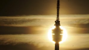 Der Fernsehturm: Gesperrt und unbeleuchtet  – bis auf weiteres bleibt es dabei. Foto: dpa
