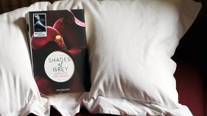 Haben viele unterm Kopfkissen: Die Sado-Maso-Romanze Fifty Shades of Grey. Foto: dpa