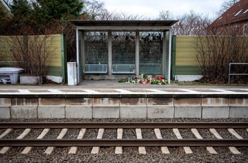 Kerzen und Blumen stehen und liegen im Bahnhof Brockstedt in einem Wartehäuschen. (Archivbild) Foto: dpa/Daniel Bockwoldt