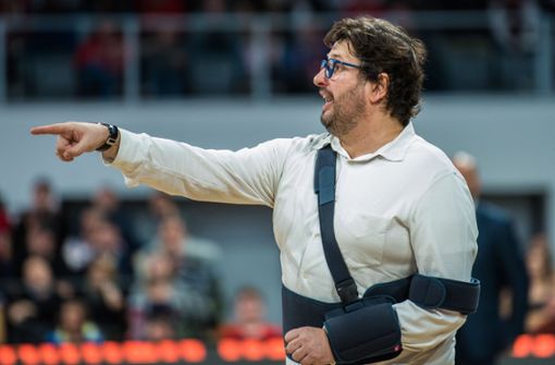 Bambergs Trainer Andrea Trinchieri schmerzt nicht nur die Schulter. Foto: dpa