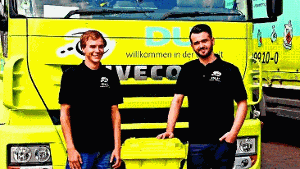 Philipp Brandenburg (links) fährt gerne und macht eine Ausbildung zum Berufskraftfahrer. Foto: DU