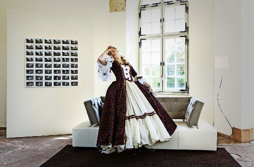 Für das Projekt der Künstlerin Daniela Wolf können Besucher  in historische  oder märchenhafte Kostüme und damit in andere Rollen schlüpfen. Foto: Daniela Wolf
