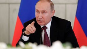 Nur einer zeigt den Weg -Putin sitzt unangefochten im Zenrum der Macht. Foto: AFP