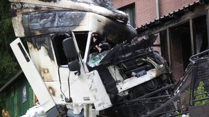 Lastwagen rast in Wohnhaus und fängt Feuer - Fahrer tot 
