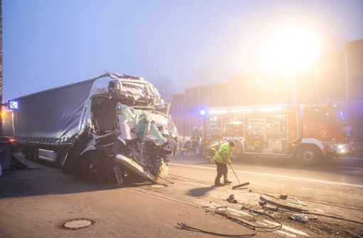 Nach dem tödlichen Unfall war die A8 über einen halben Tag gesperrt. Foto: 7aktuell.de/Simon Adomat