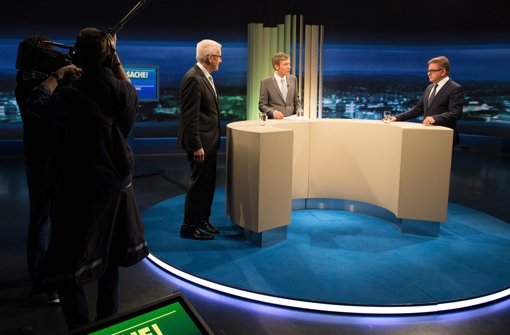 Fernsehduell im SWR (v. links):   Ministerpräsident Winfried Kretschmann (Grüne), Moderator Clemens Bratzler und Guido Wolf (CDU) Foto: dpa