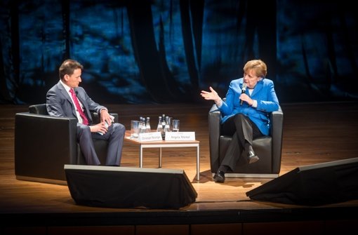 Bundeskanzlerin Angela Merkel mit Christoph Reisinger, Chefredakteur der Stuttgarter Nachrichten beim Treffpunkt Foyer in der Liederhalle Stuttgart. Foto: Lichtgut/Achim Zweygarth