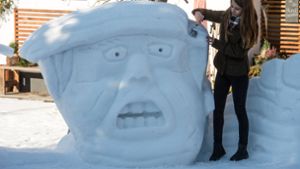 Magdalena Kammermeier arbeitet in Wenzenbach (Oberpfalz, Bayern) an dem designierten US-Präsidenten Donald Trump als Skulptur aus Schnee. Die 18-jährige und ihr Vater haben den eisigen Trump in ihrem Garten erschaffen. Foto: dpa