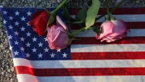 Trauernde haben am Tatort in Orlando auf einer US-Flagge Rosen abgelegt. Foto: GETTY