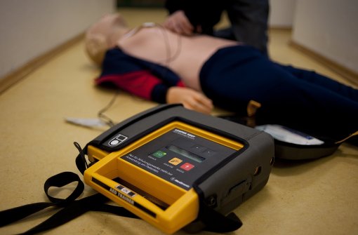 Der Defibrillator oder auch Schockgeber kann einen Menschen mit Herzstillstand retten. Foto: dpa