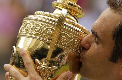 Roger Federer küsst den Pokal nach seinem Sieg gegen Marin Cilic. Foto: AP