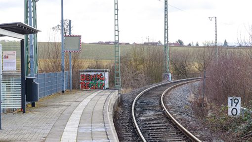 Ein Bild, das für die Benutzer der Ammertalbahn zur Gewohnheit geworden ist: Der Zug kommt nicht – oder zu spät. Foto: Stefanie Schlecht