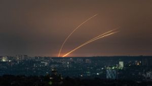 Russische Raketen werden von der Region Belgorod aus auf die Ukraine abgefeuert. Foto: Evgeniy Maloletka/AP/dpa