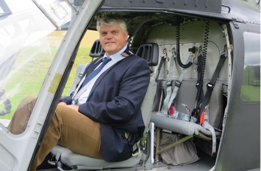 Markus Grübel an Bord eines Bundeswehr-Hubschraubers (bei einem Termin vor zwei Jahren). Künftig wird er zwar wieder öfter unterwegs sein, allerdings mit anderen Transportmitteln. Foto: Schiermeyer