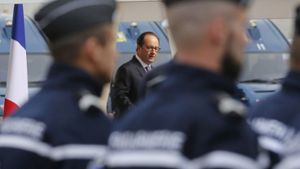 Präsident Hollande besucht den Norden Frankreichs. Eine Station ist das Flüchtlingslager in Calais. Foto: AFP