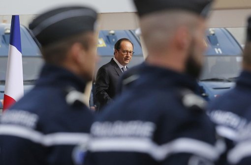 Präsident Hollande besucht den Norden Frankreichs. Eine Station ist das Flüchtlingslager in Calais. Foto: AFP